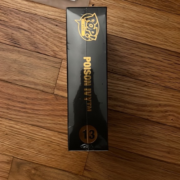 DC Comice Bombshells Poison Ivy Limited Edition Chase Funko Pop Pin - Picture 2 of 8